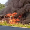 Gori autobus kod Bubanj potoka: Plamen progutao celo vozilo, odjekivale i eksplozije