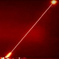 Američka mornarica uvodi superoružje: Moćni laser uništava dronove i rakete u letu, ovo će promeniti način ratovanja
