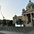 Poslednje pripreme za naprednjačko „književno veče“ u Ćacilendu: Bina montirana, postavljene stolice, a tu su i štandovi FOTO…