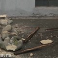 Statua pala na trotoar u Ulici kneza Miloša, oštećen automobil