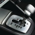 Da li treba povući ručnu kočnicu pre gašenja automobila sa automatskim menjačem?