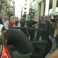 (Foto, video) hteli da linčuju piromane u Grčkoj: Dvojicu mladića jedva spasili od besnih meštana: "Zapalili ste celi Patras"…