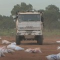 Zapaljena tri kamiona: U Sudanu napadnut konvoj pomoći Svetskog programa za hranu