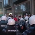 Guranje demonstranata i policije ispred Filozofskog fakulteta u Novom Sadu