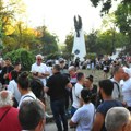 Protest u Nišu: “Umrlice” i venac ispred prostorija SNS-a (VIDEO)
