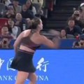 Novakova drugarica divljala na terenu! Sabalenka reketom pogodila skupljača loptica usred meča