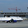 Broje se povređeni na aerodromu kod Vašingtona: Vozilo za prevoz putnika se zakucalo u dok, nastao haos