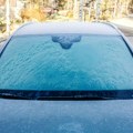 Skidanje leda zimi: Koje metode štete automobilu, a koje zaista funkcionišu