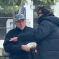 Pančevo ima heroja: Nikola prodaje cveće na ulici, a njegov gest ostavio sve bez reči! Poznati humanitarac Luka ovim videom…