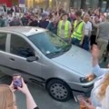 Učesnici protesta išarali automobil. Incident u centru grada tokom okupljanja studenata (foto)