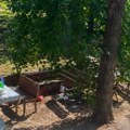 Stanari Ulice Dula Karaklajića u Lazarevcu apeluju: Klupice nisu mesto za smeće