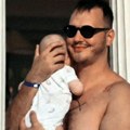 Prvi put na moru sa sinom Đorđem! Prizor Alekse Balaševića sa naslednikom u naručju raznežio sve: Spakovao porodicu i otišao…