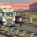 (Фото) Карамбол на аутопуту код Пећинаца: Сударило се више возила, возачи, пажња, стварају се велике гужве