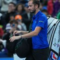 Medvedev izbačen sa turnira, na meču sa Novakom pogodio čoveka iz publike, sada je napravio gest za pamćenje