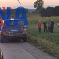 Auto sleteo u livadu u selu Zablaće, meštani odmah potrčali da izvuku povređene: Saobraćajna nezgoda na starom putu…