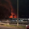 Snažna eksplozija u Velsu: Uništen deo industrijskog kompleksa, policija saopštila da se radi o "velikom incidentu"