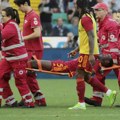 Užas na meču udineze - roma: Igraču gostujuće ekipe pozlilo na terenu, meč prekinut!