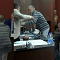 Skandal u skupštini u kuli! Odbornik Srbije protiv nasilja fizički nasrnuo na predsednika parlamenta (video)