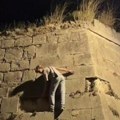 "Ako padne ostaće invalid do kraja života": Snimak momka kako se penje na visoki zid kruži internetom, ljudi ostali u šoku…