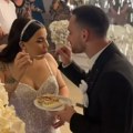 Svadbena torta do plafona, mlada se presvukla u kristalnu venčanicu: Isplivale nove slike sa preskupog venčanja našeg…