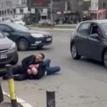 (Video) Davljenje nasred ulice U žarkovu: Muškarac oborio drugog na zemlju, pa krenuo da ga davi: Svedoci tvrde da se iza…