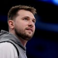 Košarkaš prošetao Sat vredan: 340.000 evra Luka Dončić ima nekoliko skupih komada, a jedan je sav u zlatu