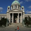Novinarka i urednica portala Kossev doživela neprijatnost ispred Skupštine