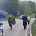 Po pljusku i vetru prepešačili 40 km: Šestoro hodočasnika još i ovo snašlo, ali hodaće do Spasovdana da pomognu bratu i…