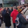 Incident u ns: Prostorije SNS zasute jajima (video)
