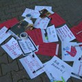 „Mi ne priznajemo njegova pomilovanja“: U Novom Sadu građani ostavljaju poruke sudijama i tužiocima
