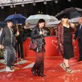 Ko je večeras prošetao crvenim tepihom 31. Sarajevo film festivala: Ceremonija nije otkazana i pored jakog nevremena