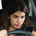 "Samo da vidim nešto" Gledanje u telefon za vreme vožnje povećava rizik od nesreće do 20 puta