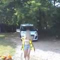 Naručili hranu, a dostavljač im pred vratima priredio pravi šou (video)