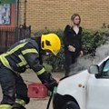 Dim kulja iz automobila u Zrenjaninu: Vatrogasci odmah doleteli, poznato šta je uzrok požara