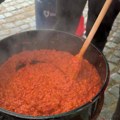 Miris pečene paprike obavio Nišku tvrđavu: Druga ajvarijada vratila duh tradicije, domaćice otkrile „savršen“ recept