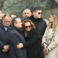"Viđate li moju majku, što na nebu živi sama": Ana Bekuta na pomen Milutinu Mrkonjiću slomljena emocijama, posetila njegov grob…