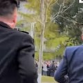 Makron beži, policija ga juri, opšti haos tokom posete Kini! Kinezi u panici jure predsednika, haos zabeležen kamerom! (video)…