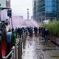 (FOTO/VIDEO) Na protestu poljoprivrednika u Briselu letele kamenice, petarde i jaja, policija upotrebila vodene topove