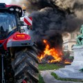 (FOTO/VIDEO) Na protestu poljoprivrednika u Briselu letele kamenice, petarde i jaja, policija upotrebila vodene topove