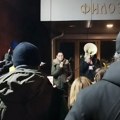 Održan protest ispred Filozofskog fakulteta: “Ako ne ustanemo sada, sutra Univerziteta neće biti”