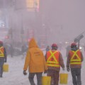 (Foto, video) Pogledajte posledice masivne zimske oluje koja je pogodila SAD: Radnici ulice posipali posebnom mešavinom