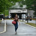 (Video) Uhvatili smo suprugu Slobe Vasića ispred VMA Utučena napustila ustanovu, pevač zadržan, ona je jedva izustila nekoliko…