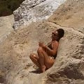 Džehva zapalila Instagram! Naslonila se na stenu u minijaturnom bikiniju, muškarci trljaju oči