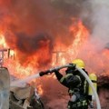 Prve slike sa mesta požara na Bežaniji: Gust dim prekrio naselje, vatrogasci se bore sa vatrenom stihijom