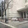 Bez potpisane dozvole o bezbednosti nema nastave, pešaci ugroženi zbog obrušene fasade u Prokuplju