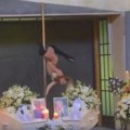 Nasred sahrane striptizeta zaplesala oko šipke nad kovčezima pokojnika, mreže gore: "Bar je u crnini"