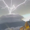 VIDEO: Na nebu Gvatemale munje koje sevaju odozdo nagore