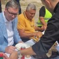 Predsednik Vučić ručao s radnicima "Hvala vam što ste nas, posle napornog posla i završenog puta, sačekali ovde"