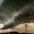 Jeziva dugoročna prognoza za Srbiju Najavljuju se razorne oluje, a moguć je i tornado!
