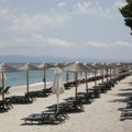 Ležaljka skuplja od noćenja u apartmanu! Evo koliko turisti u Grčkoj moraju da plate za 3. red na plaži: Svi kipte od besa